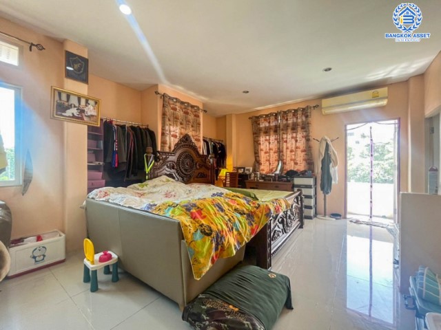 *****บ้านเดี่ยวมือสองย่านกรุงเทพฯ ม.แจ้งวัฒนะ ซอยแจ้งวัฒนะ10 หลังมุม เนื้อที่กว้างขวางมากถึง 272 ตร.ว. ฟังก์ชัน 7 ห้องนอน 5 ห้องน้ำ ที่จอดรถ 10 คัน ที่ดินสุดกว้างขวาง บนทำเลหายาก เชื่อมต่อทุกการเดินทางอย่างสะดวกสบาย ใกล้รถไฟฟ้าสายสีชมพูและสายสีแดง "สถานีหลักสี่" และทางด่วน "ศรีรัช" จองเลยวันนี้!!